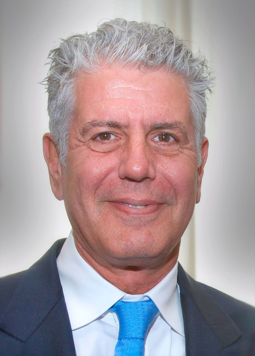 Anthony Bourdain en costume lors d'une cérémonie de remise de prix.