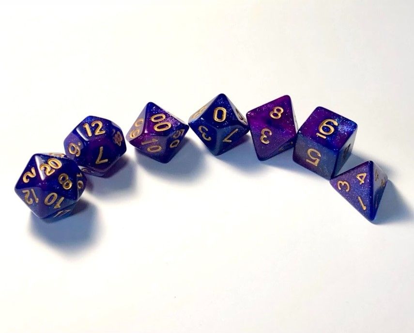 Sept dés de jeu de rôle de formes différentes posés côte à côte.