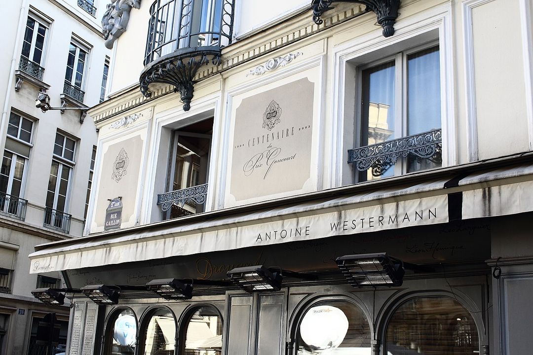 Façade du restaurant Drouant à Paris, avec une inscription célébrant le centenaire du prix Goncourt.
