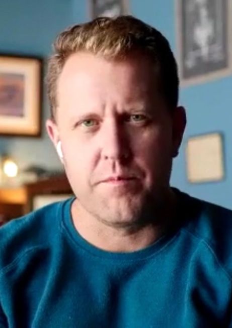 Portrait de Jon Erwin lors d'un entretien filmé.