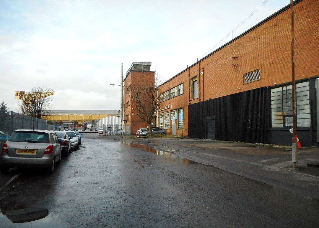 Bâtiment d'entrepôt sur une rue d'une zone industrielle de Glasgow.