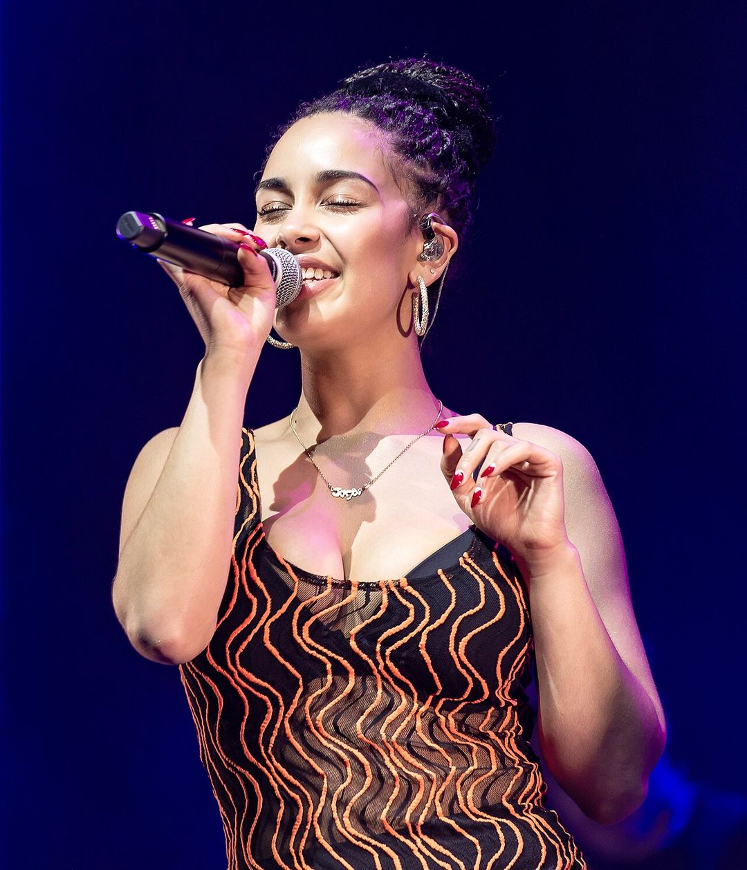 Jorja Smith chantant sur scène.