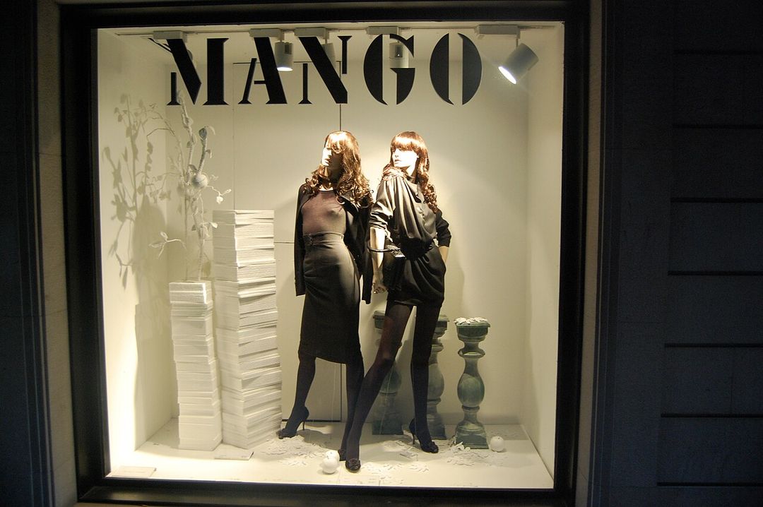 Vitrine d'une boutique Mango le soir à Barcelone.