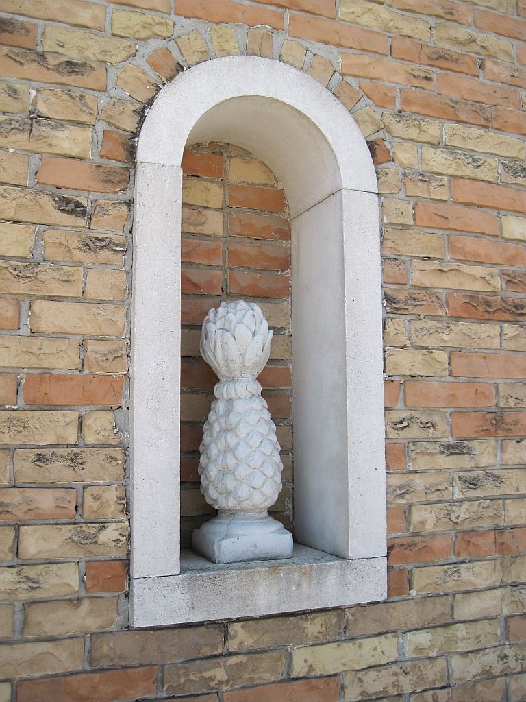 Rue du centre historique d'Olive Branch, avec des bâtiments de briques bas.
