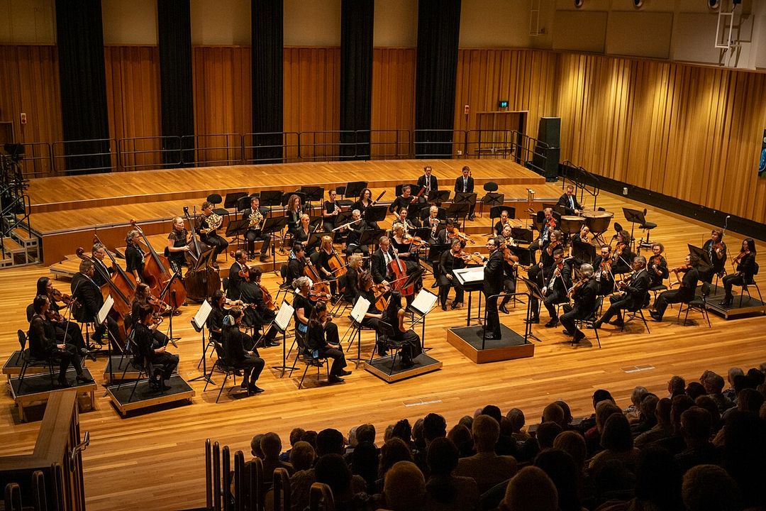 L'orchestre symphonique du Queensland en concert dans son studio.