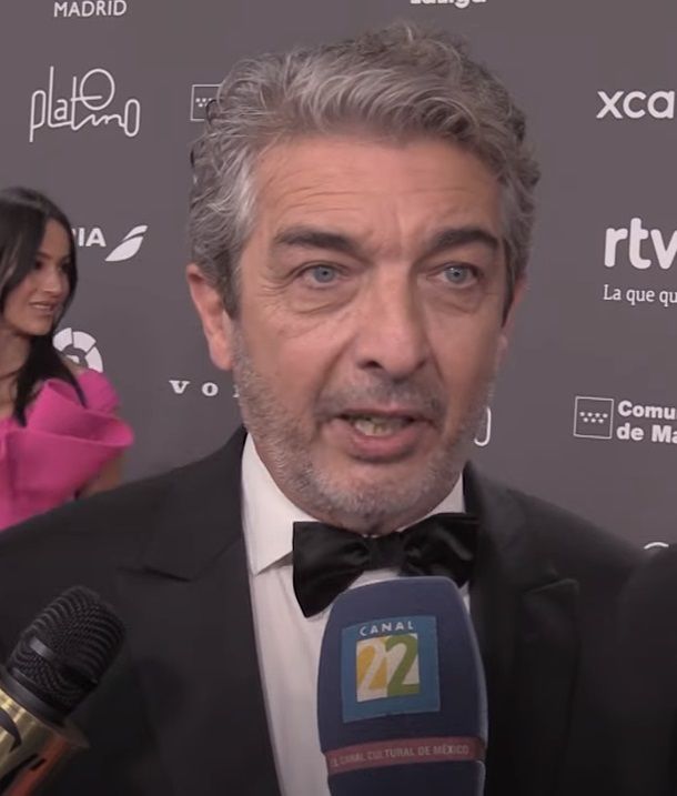 Ricardo Darín en costume sur un tapis rouge.