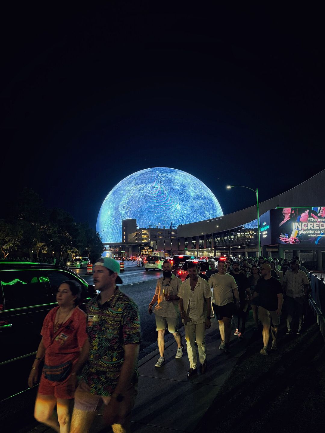 La salle sphérique du Sphere illuminée la nuit à Las Vegas.
