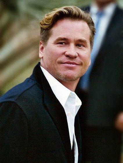 Portrait de Val Kilmer souriant au Festival de Cannes.