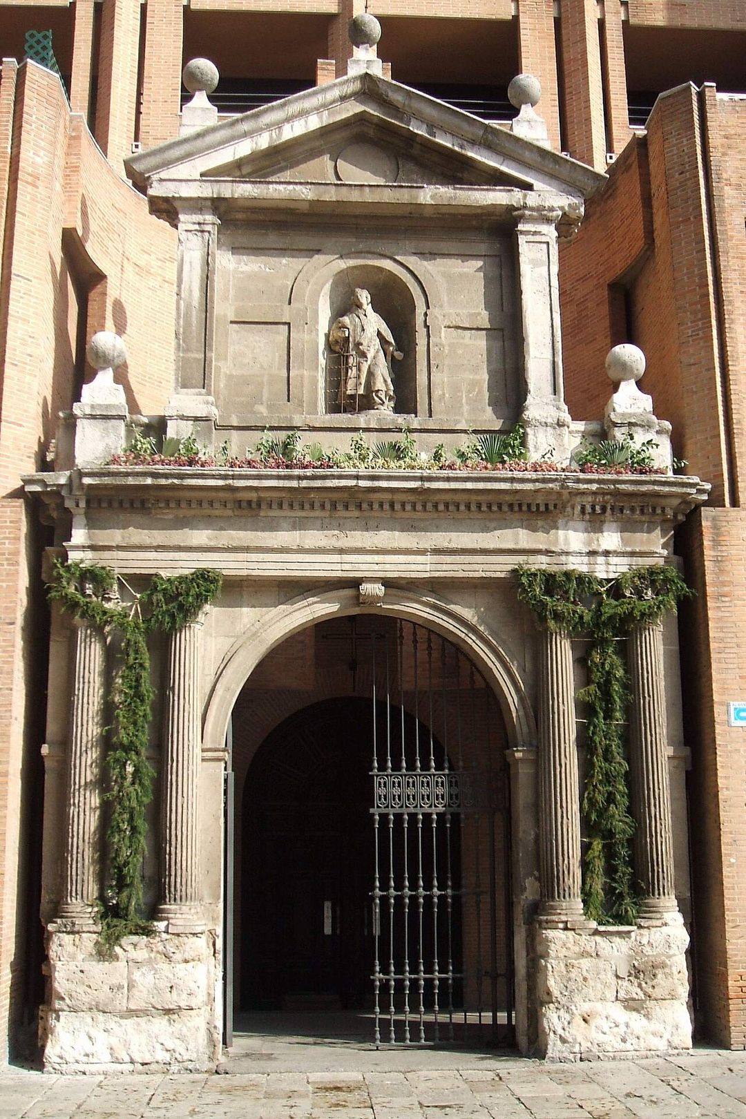 Façade en pierre de l'église de San Lorenzo à Valladolid, avec son portail et sa tour.
